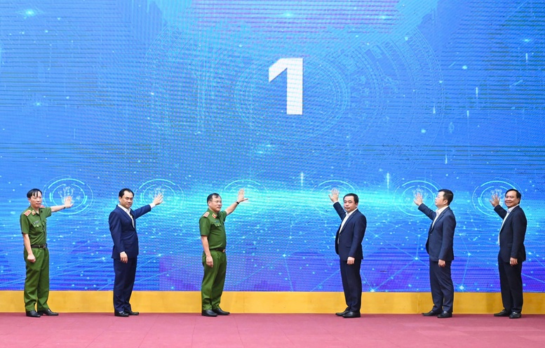 Các đại biểu thực hiện nghi thức kích hoạt kết nối, đồng bộ cơ sở dữ liệu - Ảnh: VGP/Vũ Phong