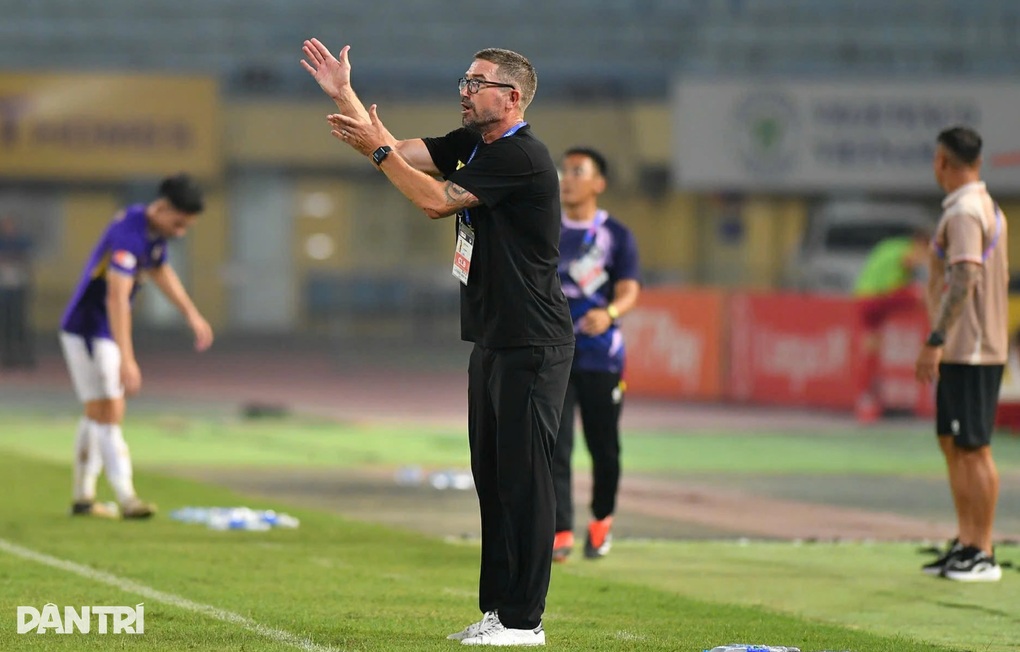 HLV Harry Kewell đang thành công cùng Hà Nội FC (Ảnh: Quyết Thắng).