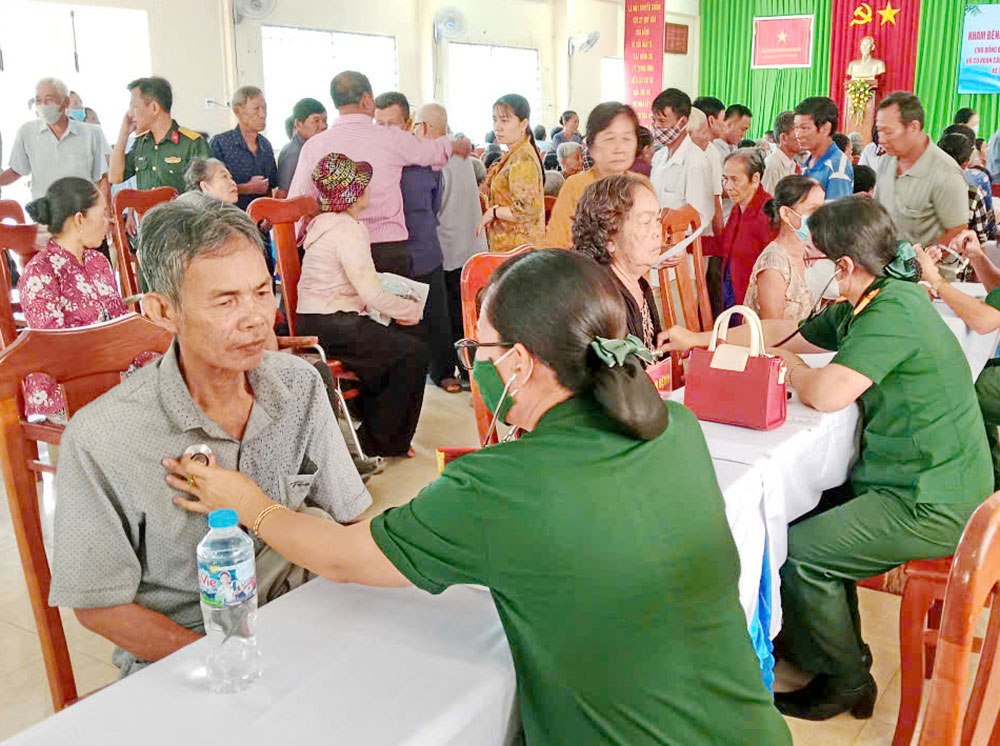 Bác sĩ Bệnh viện Quân y 121 khám bệnh miễn phí cho người dân tại xã Trà Côn.