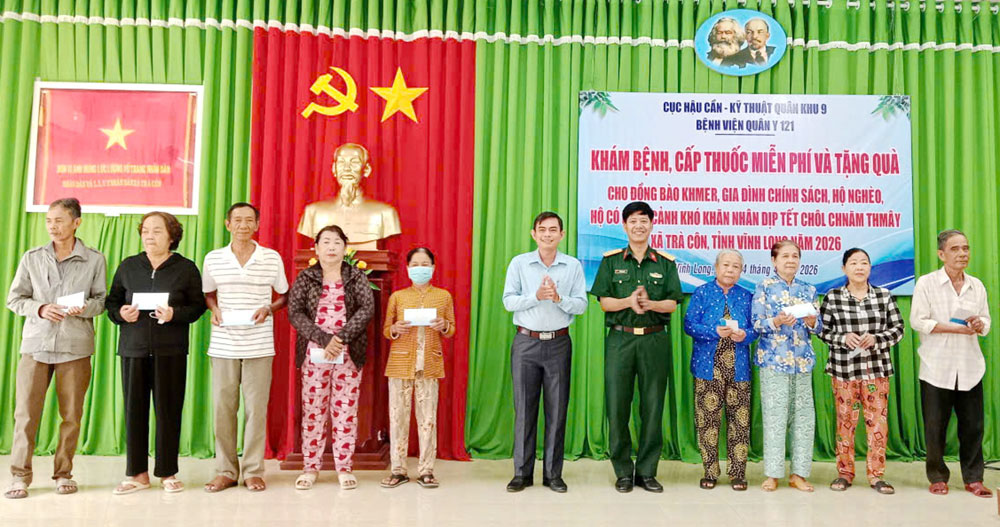 Đại tá, BS.CK2 Lê Trọng Quân- Phó Giám đốc Bệnh viện Quân y 121 và Chủ tịch UBND xã Trà Côn Hà Văn Thanh Khương tặng quà cho người dân.