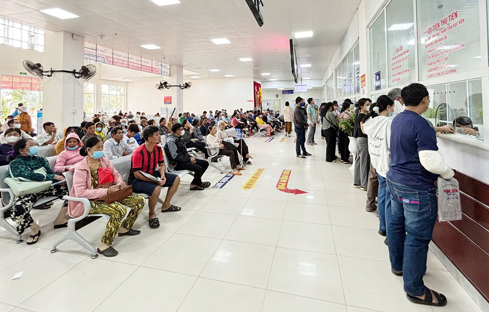 Người bệnh đến khám tại BVĐK Trà Vinh do ảnh hưởng của nắng nóng.