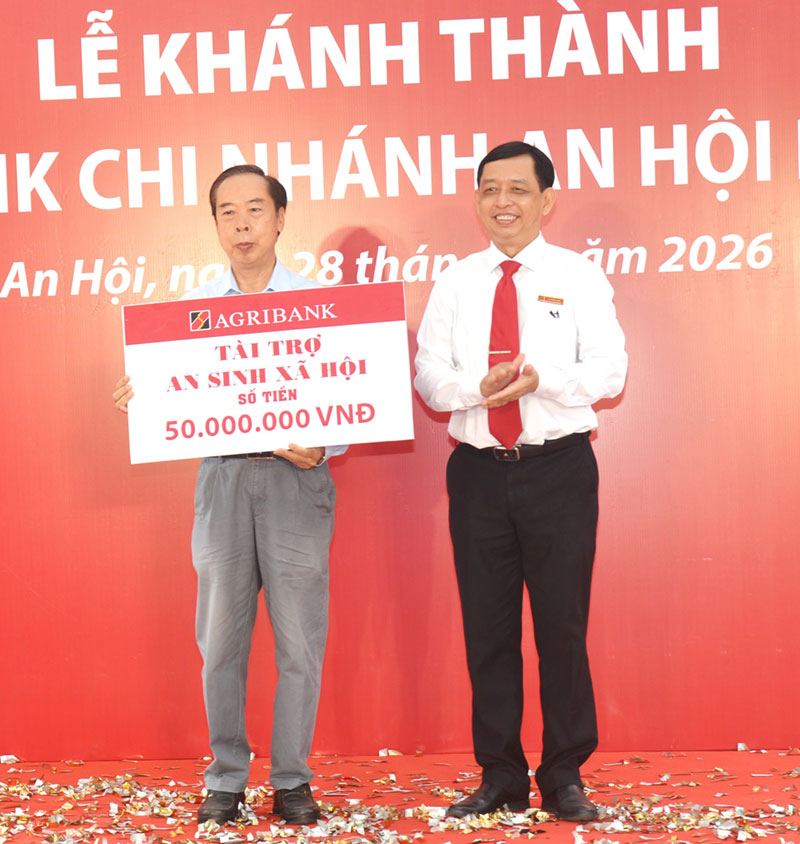 Trao bảng tượng trưng tài trợ an sinh xã hội cho Hội Bảo trợ bệnh nhân nghèo tỉnh.