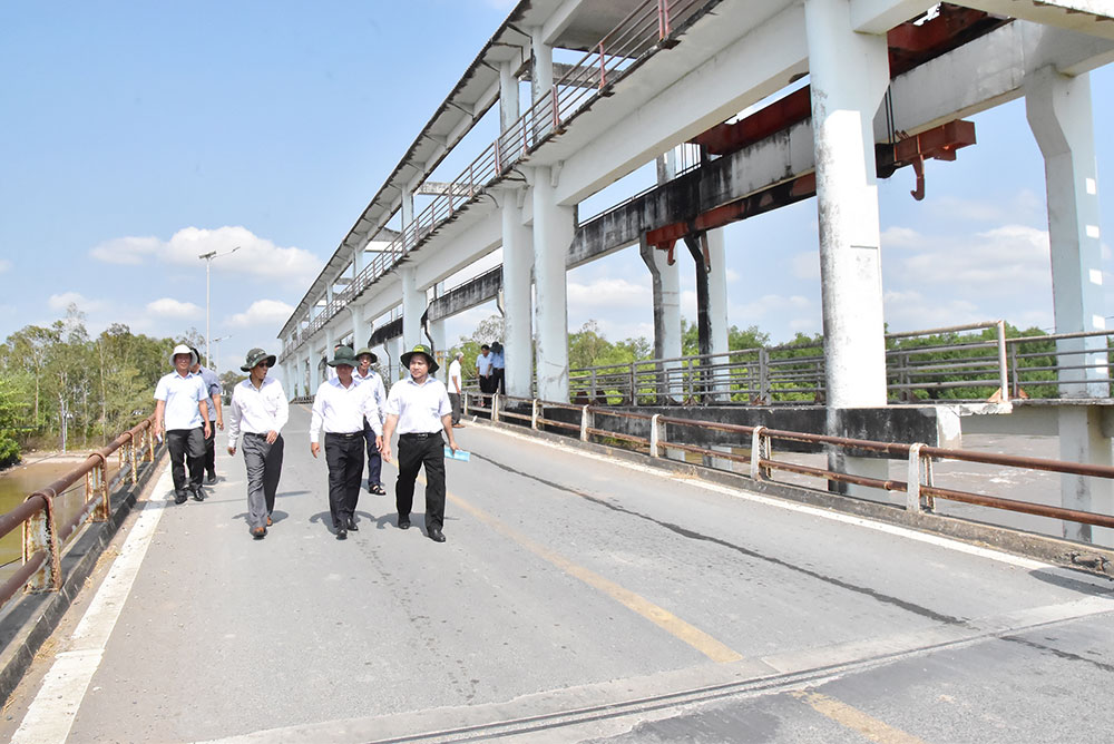 Đoàn khảo sát tại cống Vĩnh Kim.