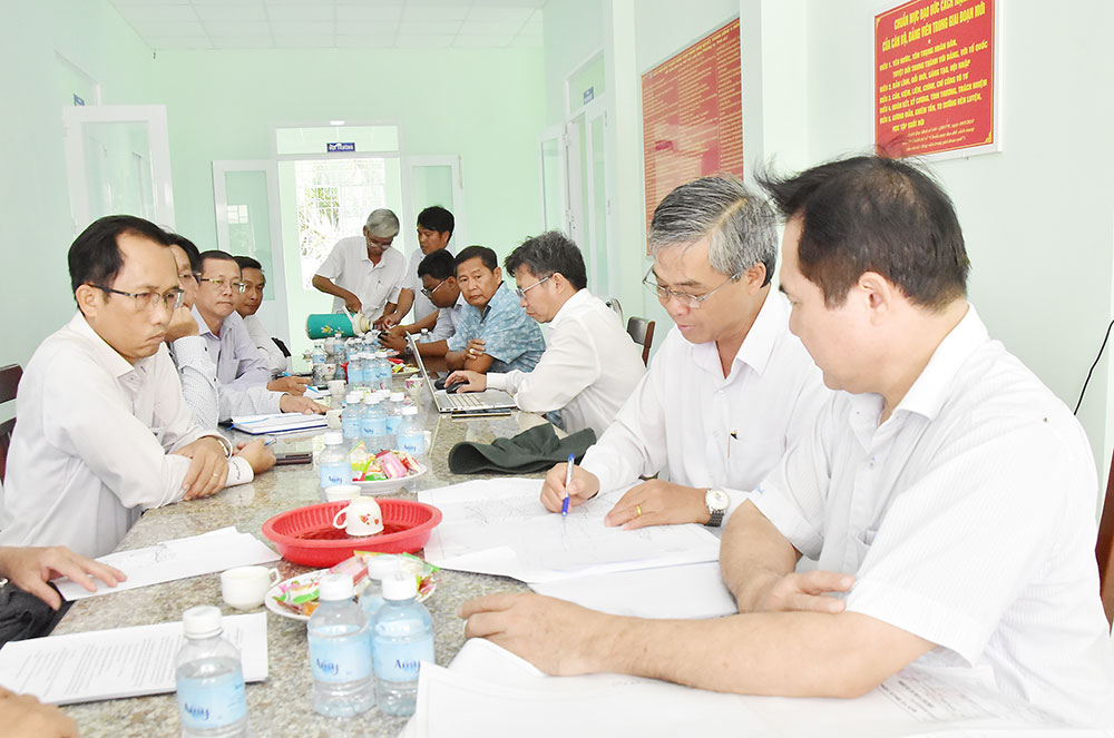 Phó Chủ tịch UBND tỉnh- Châu Văn Hòa (thứ 2 bên phải sang) kiểm tra vị trí sạt lở trên bản đồ.