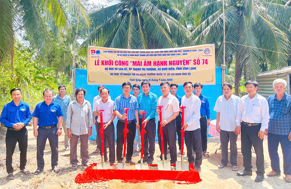 Thực hiện nghi thức khởi công xây dựng nhà cho anh Võ Văn Đủ.