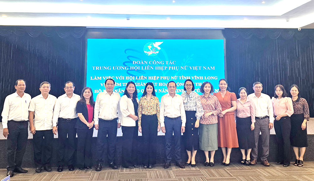 Lãnh đạo tỉnh chụp ảnh lưu niệm cùng đoàn công tác.