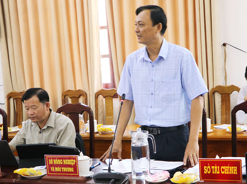 Đại diện cơ quan chuyên môn giải trình các vấn đề đặt ra.