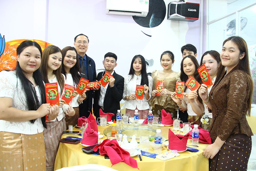 Nhà trường lì xì may mắn cho 87 lưu học sinh ở lại trường đón Tết.