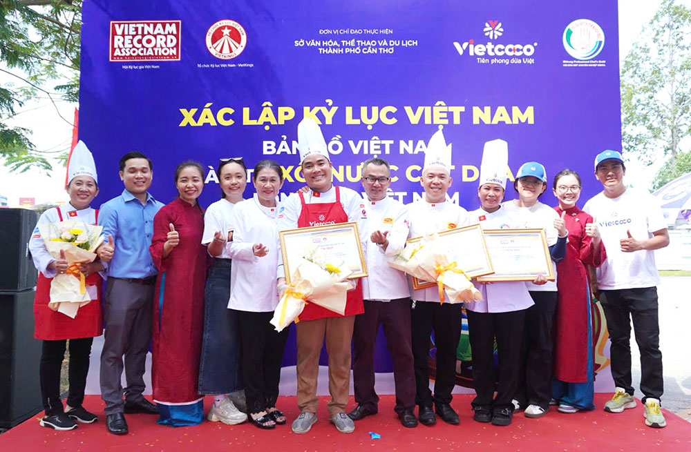 Đại diện các đầu bếp và nhân viên Vietcoco vui mừng với xác lập kỷ lục. Ảnh: PV