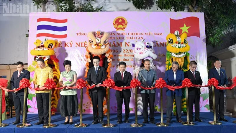 Lễ khai trương Phòng truyền thống và khai mạc triển lãm ảnh “Hành trình 30 năm thi đua làm theo lời Bác”. (Ảnh: XUÂN SƠN)