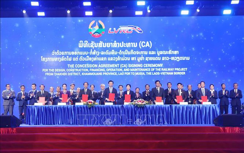 Đại diện các bên tham gia ký Thỏa thuận. Ảnh: Xuân Tú/TTXVN

