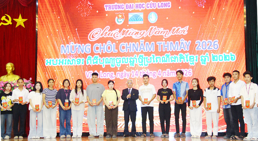 PGS.TS Lương Minh Cừ- Hiệu trưởng Trường ĐH Cửu Long lì xì cho sinh viên Khmer đang học tập tại trường.