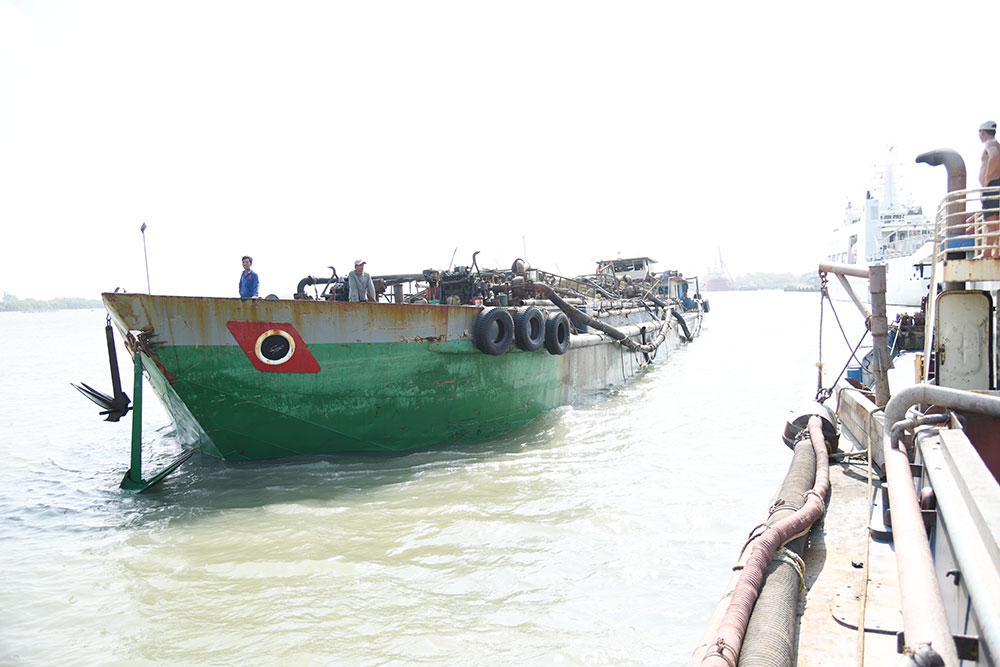 Lực lượng chức năng dẫn giải phương tiện về Cảng Hải đội 301.