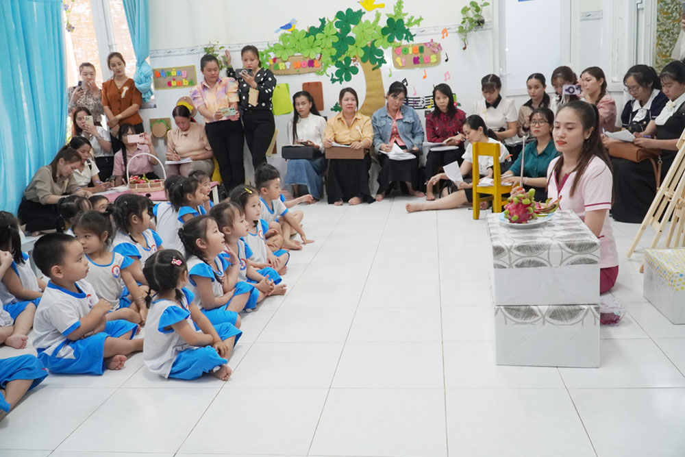 Hoạt động học “Khám phá quả thanh long”.