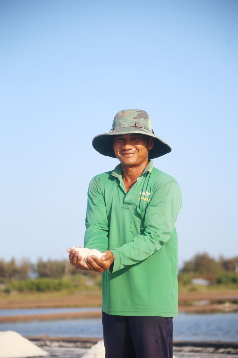 Diêm dân nâng niu hạt muối trắng, mỗi hạt muối mặn mòi được đánh đổi bằng những giọt mồ hôi nhọc nhằn.