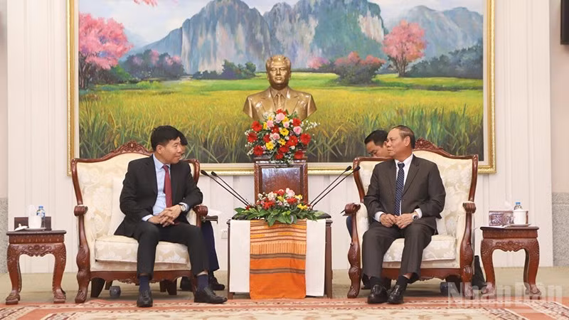 Thứ trưởng Ngoại giao Nguyễn Mạnh Cường tiếp kiến Thường trực Ban Bí thư Đảng Nhân dân Cách mạng Lào Vilay Lakhamphong. (Ảnh: TRỊNH DŨNG)
