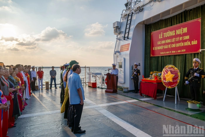 [Ảnh] Tri ân các Anh hùng liệt sĩ hy sinh vì sự nghiệp bảo vệ chủ quyền biển, đảo Tổ quốc