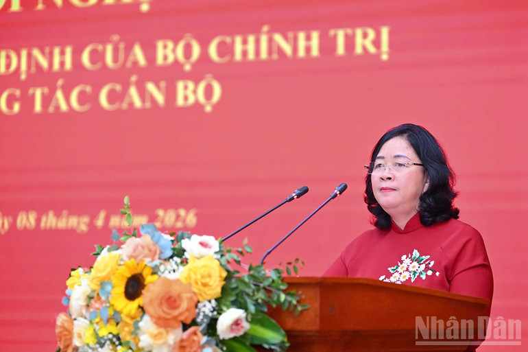 Đồng chí Bùi Thị Minh Hoài phát biểu ý kiến tại hội nghị.