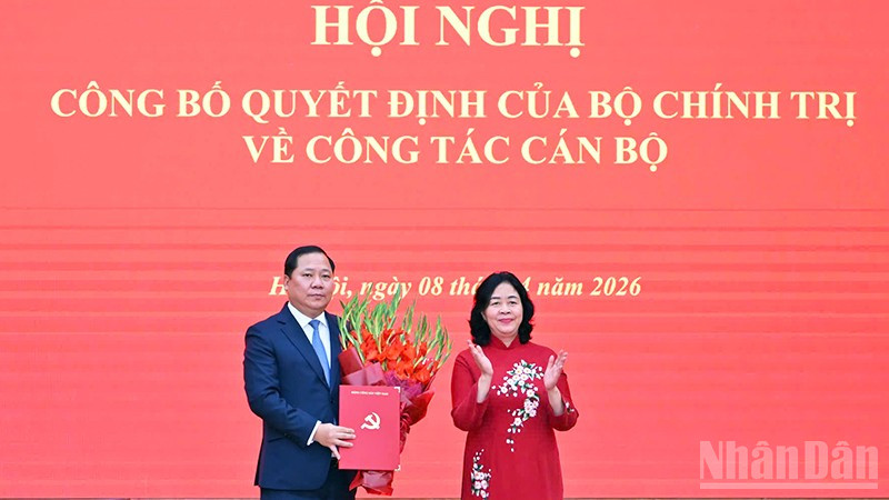 Đồng chí Bùi Thị Minh Hoài (bên phải) trao Quyết định của Bộ Chính trị, tặng hoa chúc mừng đồng chí Nguyễn Phi Long.