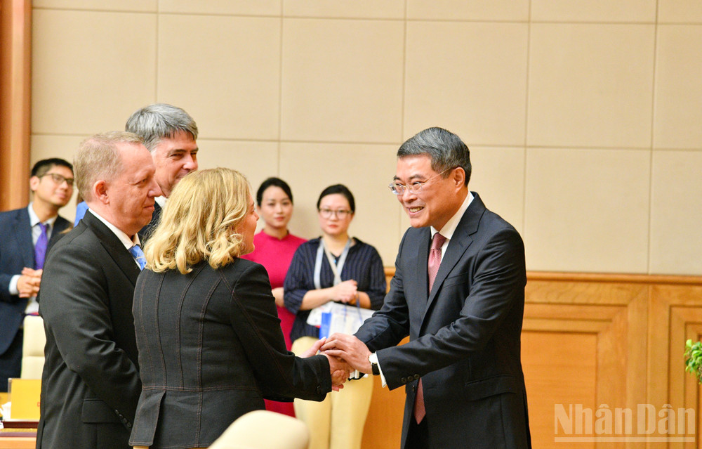 Thủ tướng Chính phủ Lê Minh Hưng bắt tay lãnh đạo Đoàn doanh nghiệp cấp cao Hội đồng Kinh doanh Hoa Kỳ-ASEAN (USABC). (Ảnh: THANH GIANG)

