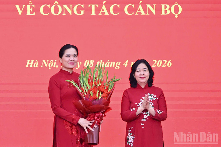 Đồng chí Bùi Thị Minh Hoài (bên phải) tặng hoa chúc mừng đồng chí Hà Thị Nga.