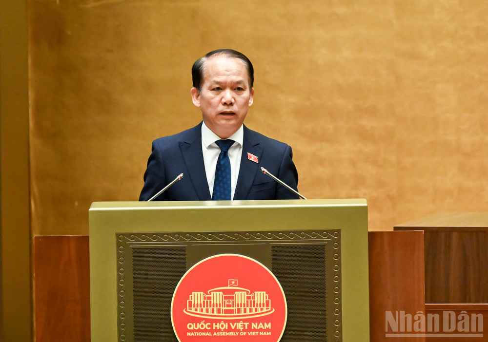 Bộ trưởng Tư pháp Hoàng Thanh Tùng trình bày báo cáo tiếp thu, giải trình, chỉnh lý và hoàn thiện dự thảo Luật trước khi Quốc hội bấm nút thông qua. (Ảnh: THỦY NGUYÊN)
