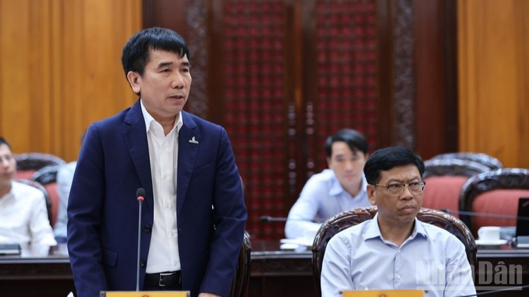 Đại diện lãnh đạo Tập đoàn Petrovietnam phát biểu ý kiến tại cuộc họp. (Ảnh: Trần Hải)