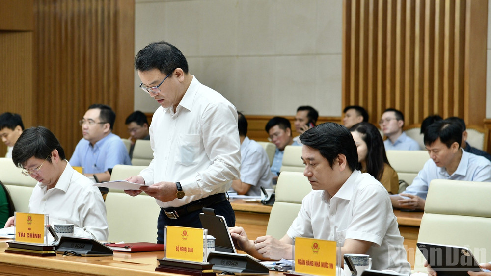Lãnh đạo Bộ Tài chính báo cáo tại hội nghị. (Ảnh: THANH GIANG)

