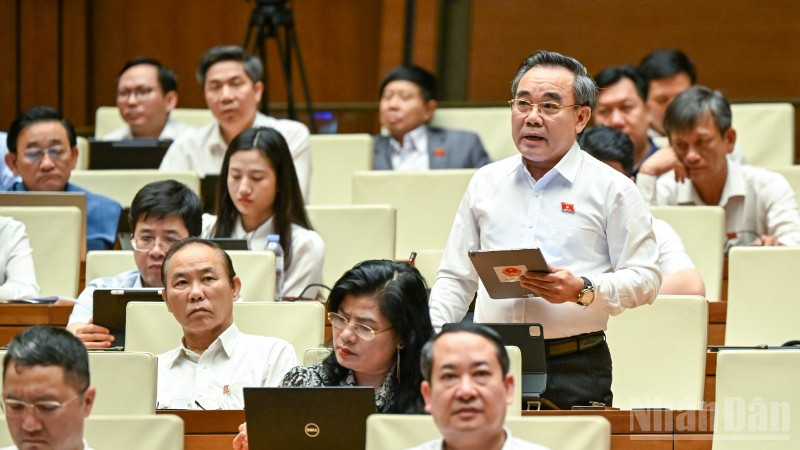 Đại biểu Lê Hữu Trí (Đoàn Khánh Hòa) phát biểu tại hội trường. (Ảnh: DUY LINH)
