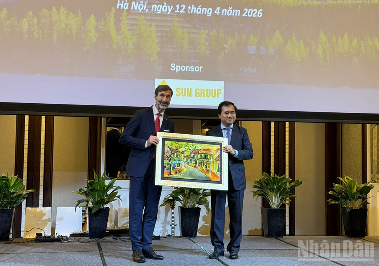 Chủ tịch Hội Hữu nghị Việt Nam-Slovakia Lê Quang Hùng trao quà kỷ niệm tặng Bộ trưởng Ngoại giao và các vấn đề châu Âu nước Cộng hòa Slovakia Juraj Blanár. (Ảnh: KHÁNH LAN)
