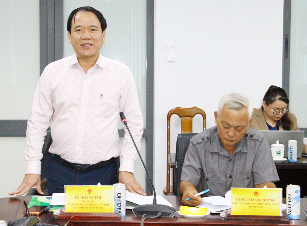 Thành viên Ban đại diện HĐQT Ngân hàng Chính sách xã hội phát biểu tại phiên họp.