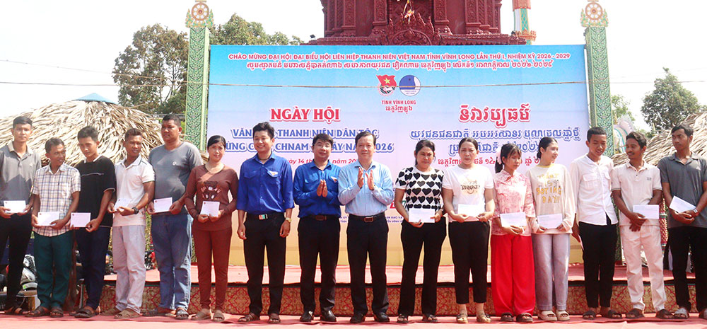 Trao tặng 20 phần quà cho các hộ gia đình, thanh niên dân tộc có hoàn cảnh khó khăn