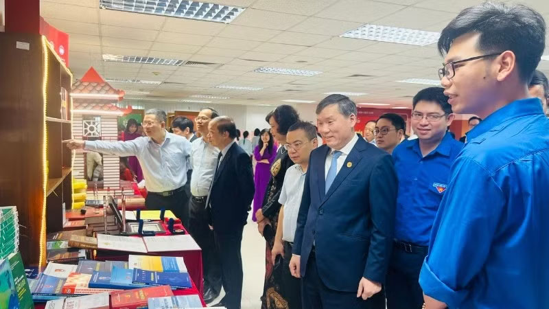 Các đại biểu tham quan không gian trưng bày sách và tư liệu về văn hóa.