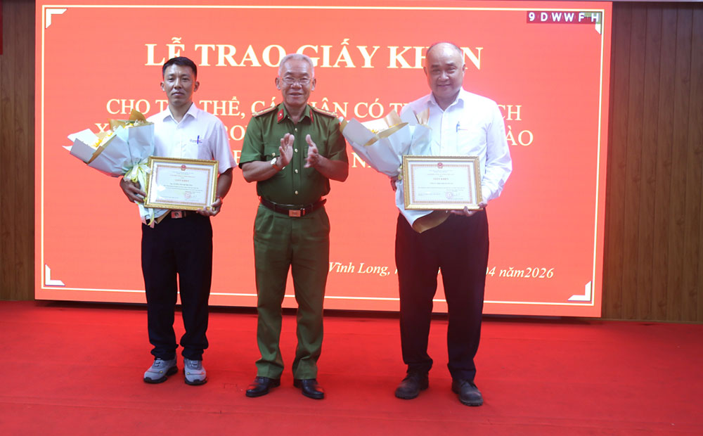 Đại diện Phòng Cảnh sát PCCC&CNCH Công an tỉnh Vĩnh Long trao Giấy khen cho tập thể Công ty Nhiệt điện Duyên Hải và cá nhân ông Lương Thanh Phương.