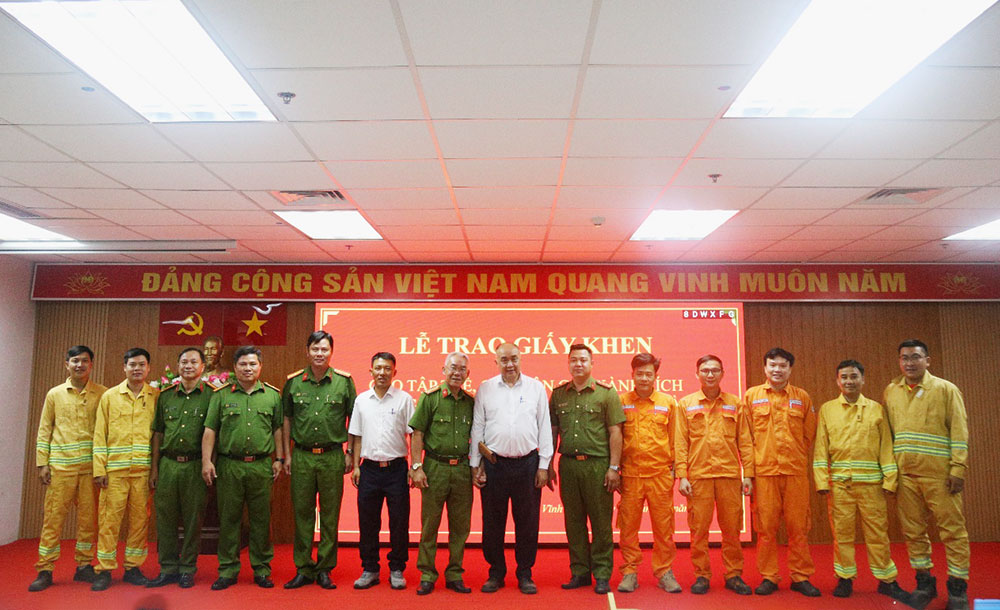 Đại biểu chụp ảnh lưu niệm tại Lễ trao khen.
