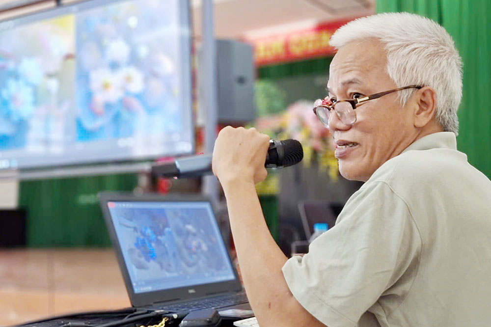 Nghệ sĩ Nhiếp ảnh Dương Quốc Định chia sẻ tại buổi tập huấn.