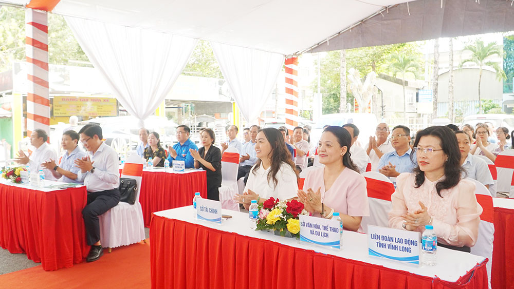 Đại biểu tham dự lễ khai mạc “Tuần lễ sản phẩm OCOP Vĩnh Long lần 1- Kết nối giá trị địa phương” tại siêu thị Co.opmart Vĩnh Long (phường Long Châu).