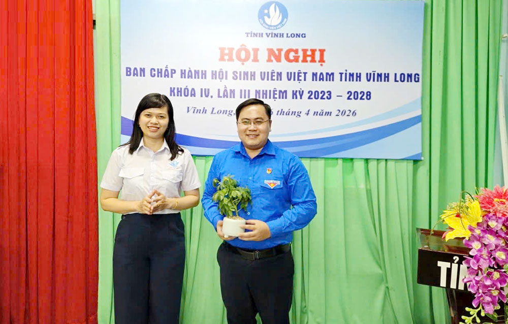 Ban Chấp hành Hội Sinh viên Việt Nam tỉnh chúc mừng đồng chí Phan Thanh Trẻ. Ảnh PV