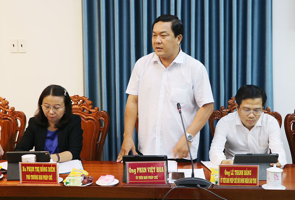 Thành viên Ban Pháp chế HĐND tỉnh đóng góp ý kiến thẩm tra.