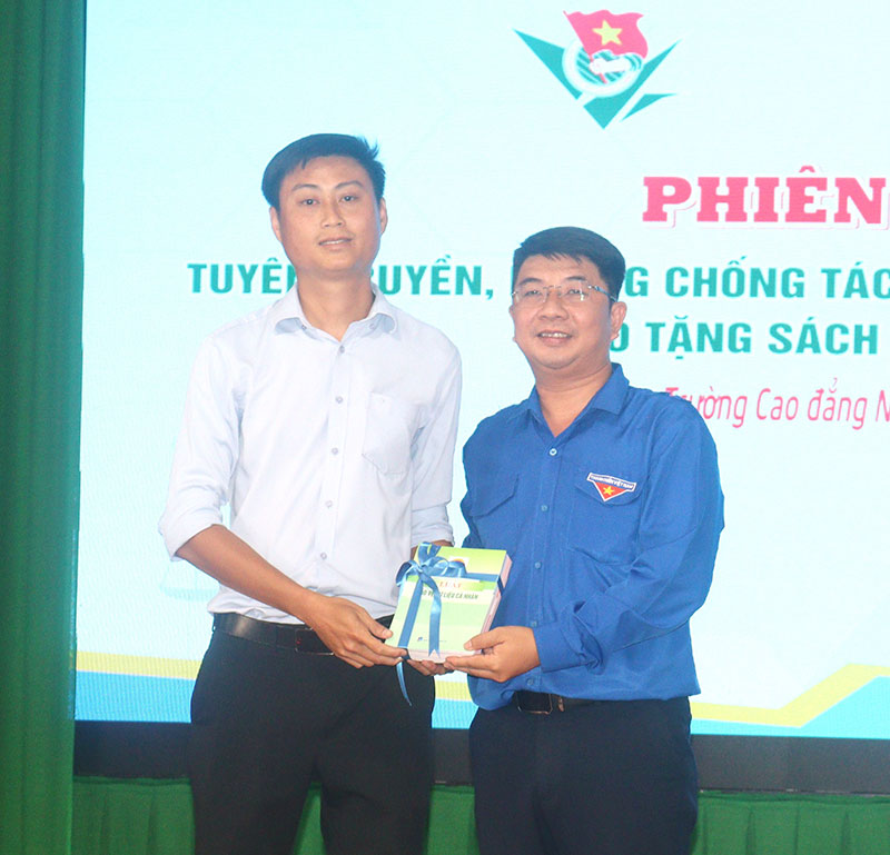 Dịp này, Ban Thường vụ Đoàn Thanh niên UBND tỉnh trao tặng 20 đầu sách để trang bị “Tủ sách pháp luật trong thanh niên” tại trường.