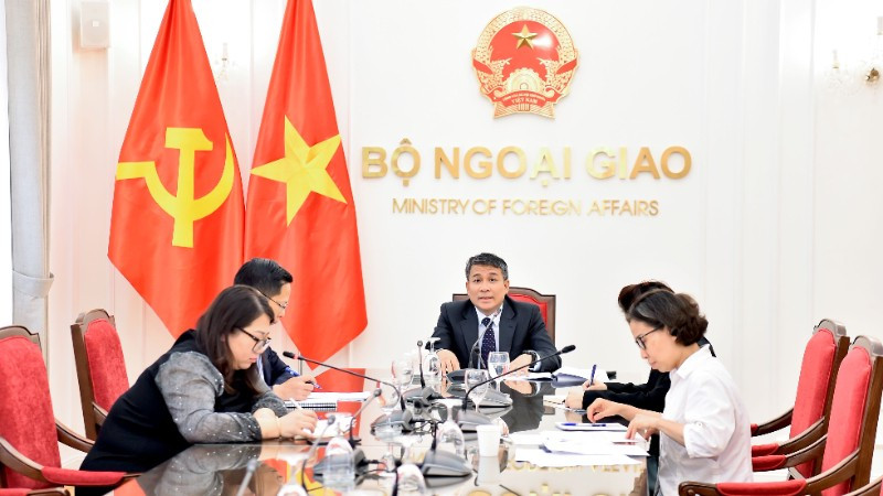 Ủy viên Trung ương Đảng, Phó Bí thư Đảng ủy, Thứ trưởng Thường trực Bộ Ngoại giao Nguyễn Minh Vũ chủ trì cuộc họp trực tuyến với Chủ tịch Đảng Bạch Nga. (Ảnh: Bộ Ngoại giao Việt Nam)
