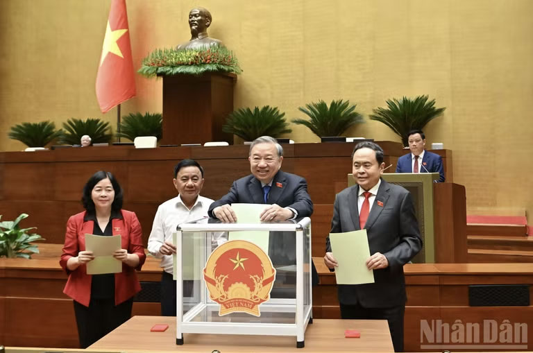 Tổng Bí thư Tô Lâm, Chủ tịch Quốc hội Trần Thanh Mẫn, Thường trực Ban Bí thư Trần Cẩm Tú, Chủ tịch Ủy ban Trung ương MTTQ Việt Nam Bùi Thị Minh Hoài bỏ phiếu bầu các chức danh trong buổi chiều 6/4. (Ảnh: DUY LINH)