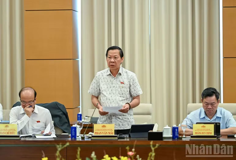 Chủ nhiệm Ủy ban Kinh tế và Tài chính Phan Văn Mãi nêu quan điểm thẩm tra. (Ảnh: DUY LINH)