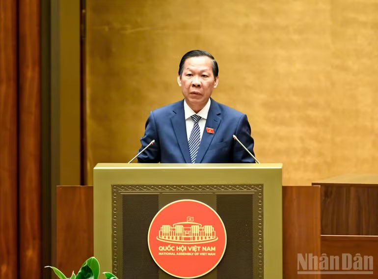 Chủ nhiệm Ủy ban Kinh tế và Tài chính Phan Văn Mãi nêu quan điểm thẩm tra. (Ảnh: DUY LINH)