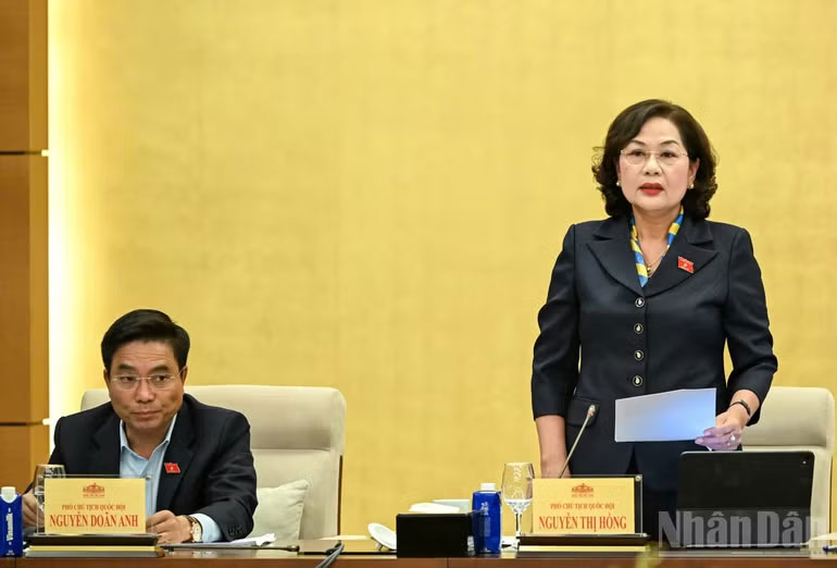 Phó Chủ tịch Quốc hội Nguyễn Thị Hồng phát biểu kết luận phiên họp. (Ảnh: DUY LINH)