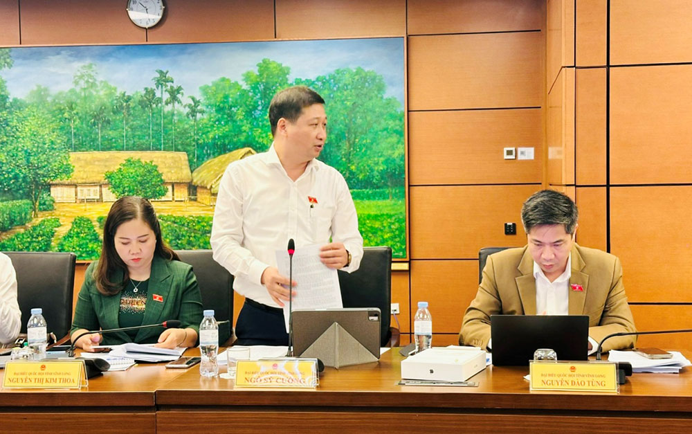 Đại biểu Ngô Sỹ Cường - Ủy viên chuyên trách Ủy ban Khoa học, Công nghệ và Môi trường của Quốc hội tham gia phát biểu thảo luận tại Tổ.