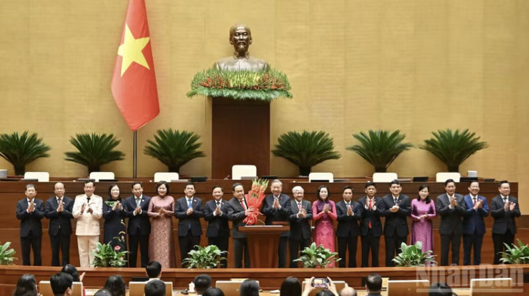 Thay mặt Lãnh đạo Đảng và Nhà nước, Tổng Bí thư Tô Lâm tặng hoa chúc mừng các Ủy viên Ủy ban Thường vụ Quốc hội khóa XVI. (Ảnh: DUY LINH)