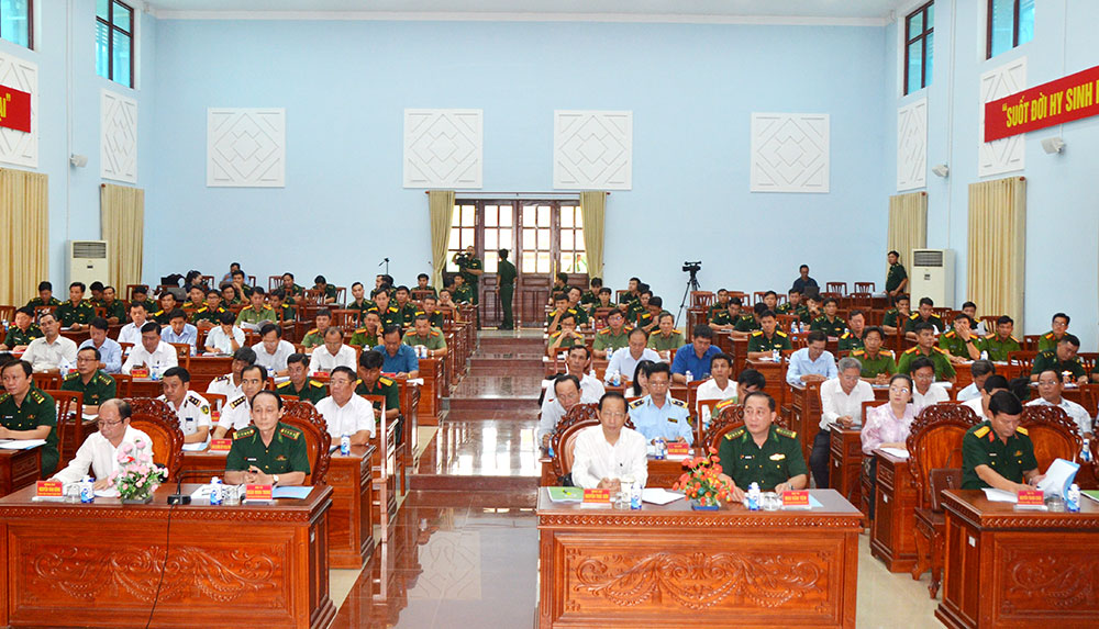 Lãnh đạo và đại biểu tham dự hội nghị.