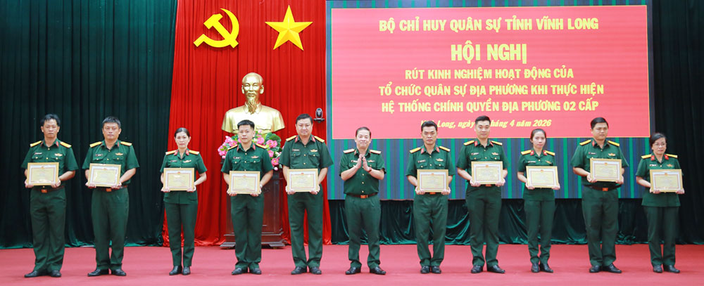 Thiếu tướng Trần Minh Trang - Ủy viên Ban Thường vụ Tỉnh ủy, Chỉ huy trưởng Bộ Chỉ huy Quân sự tỉnh tặng giấy khen của Bộ Chỉ huy Quân sự tỉnh cho các tập thể đạt thành tích tiêu biểu trong hoạt động của tổ chức quân sự khi thực hiện hệ thống chính quyền địa phương 2 cấp.