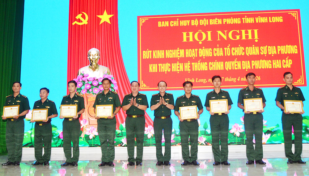 Trao giấy khen của Ban Chỉ huy BĐBP tỉnh cho 2 tập thể và 6 cá nhân.